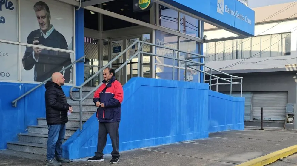 Exigen al Banco Santa Cruz frenar débitos "abusivos" sobre cuentas sueldo de trabajadores y jubilado