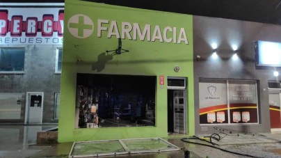 Prendieron fuego una farmacia en Santa Cruz, fue con una molotov y sería el cuarto ataque