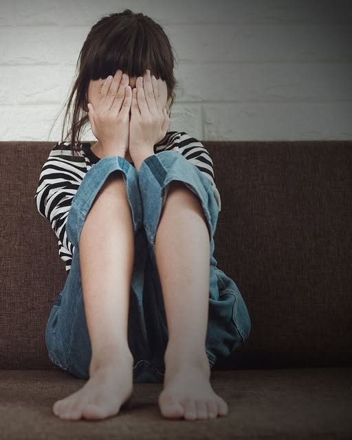 𝗗𝗲𝘁𝘂𝘃𝗶𝗲𝗿𝗼𝗻 𝗮 𝘂𝗻 𝗵𝗼𝗺𝗯𝗿𝗲 𝗮𝗰𝘂𝘀𝗮𝗱𝗼 𝗱𝗲 𝗮𝗯𝘂𝘀𝗮𝗿 𝗮 𝘂𝗻𝗮 𝗻𝗶𝗻̃𝗮 𝗱𝗲