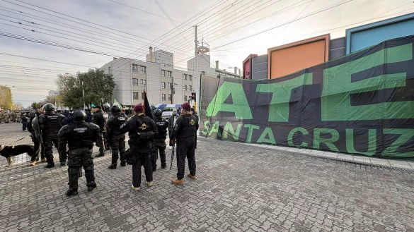 RECLAMO GREMIAL Sexto día de acampe de ATE y Frente Sindical en ministerio de Economía en Río Galleg