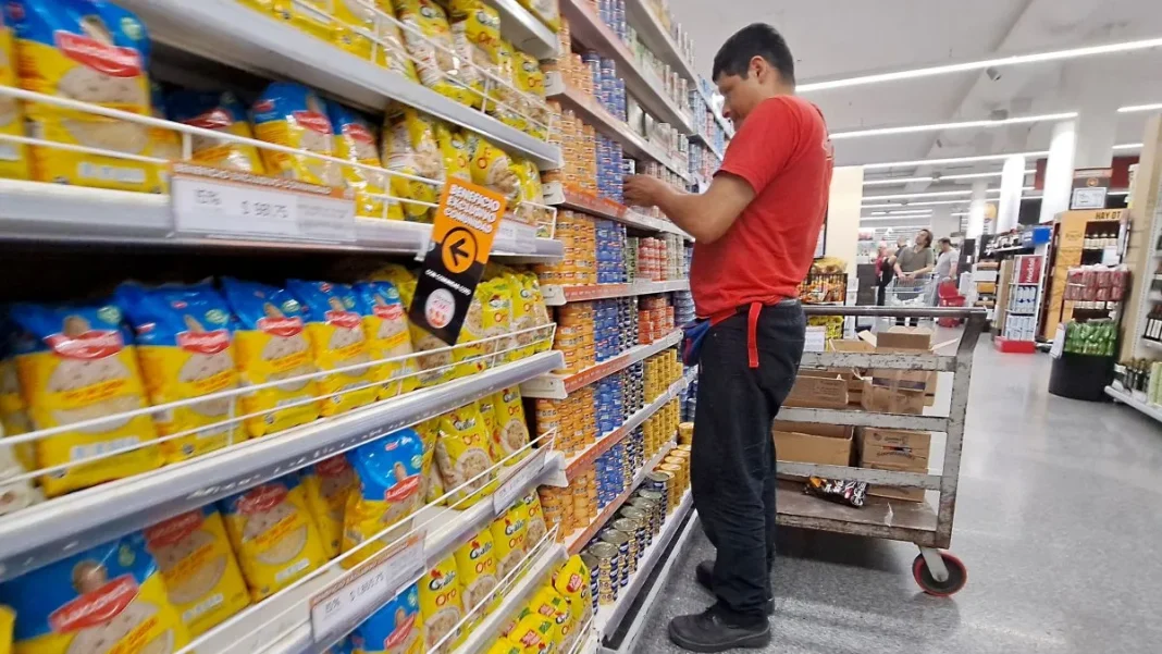Consumo masivo se desplomó 3,8% interanual en abril y acumuló una caída del 3,3% en el cuatrimestre