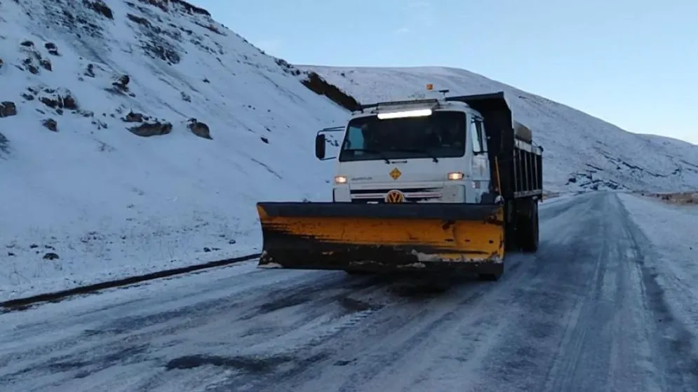 Vialidad Provincial intensificó los trabajos sobre las rutas santacruceñas tras las nevadas
