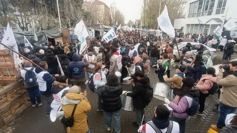 CONFLICTO DOCENTE ADOSAC ratificó 72 horas de paro y "peligra el inicio de clases después del receso