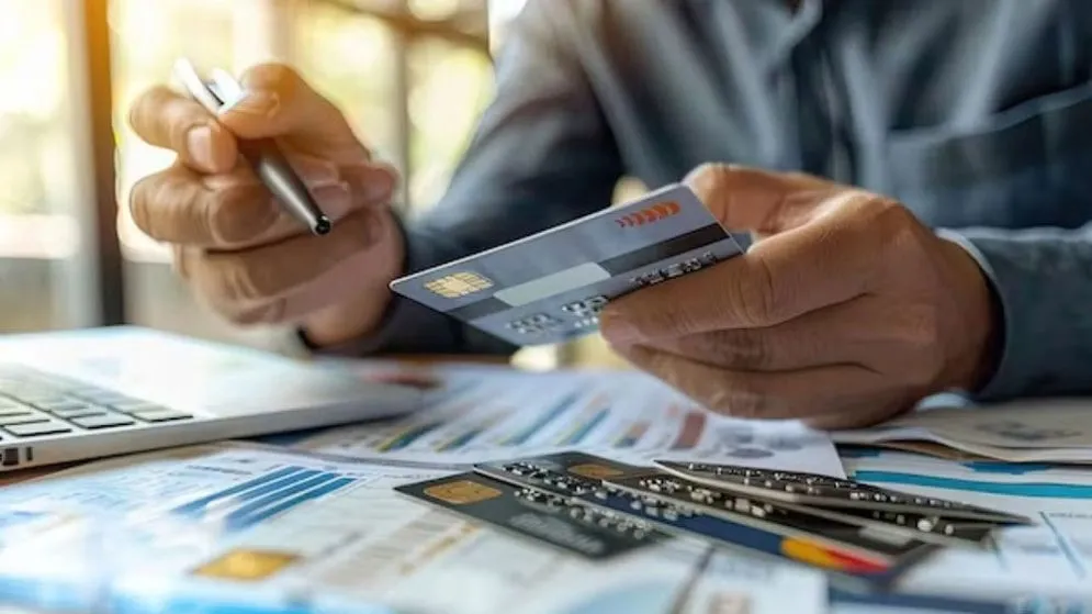 Los bancos frenan los préstamos: el crédito a familias no despega y la mora continúa en alza
