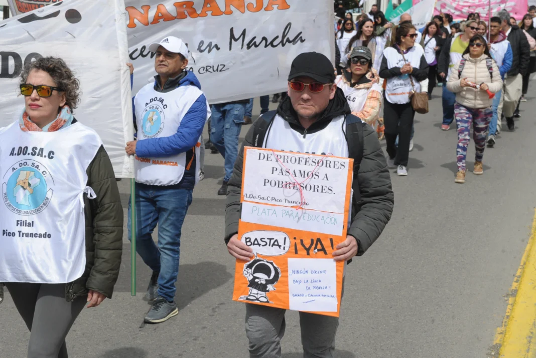 Docentes ADOSAC aceptó "a cuenta" la oferta salarial, pero advirtió que reclamará una mejora en octu