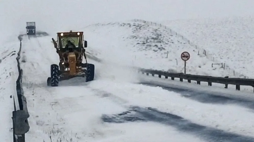 Santa Cruz Ruta 40 y 3 bajo la nieve: Vialidad Provincial lucha contra el hielo para que localidades no queden aisladas
