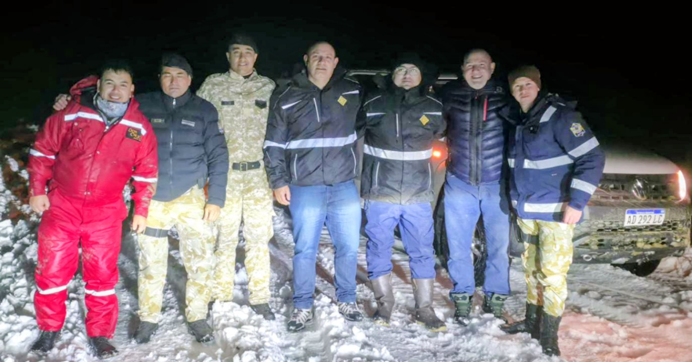Plan Invernal 2026 Rescatan a personas varadas por la nieve sobre la Ruta Nacional 288 cerca de Tres Lagos