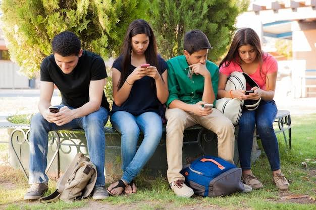 Experiencias negativas en redes sociales causan ansiedad inmediata en jóvenes